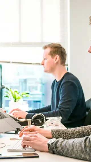 Script template: hook, proof, CTA in 8 slides